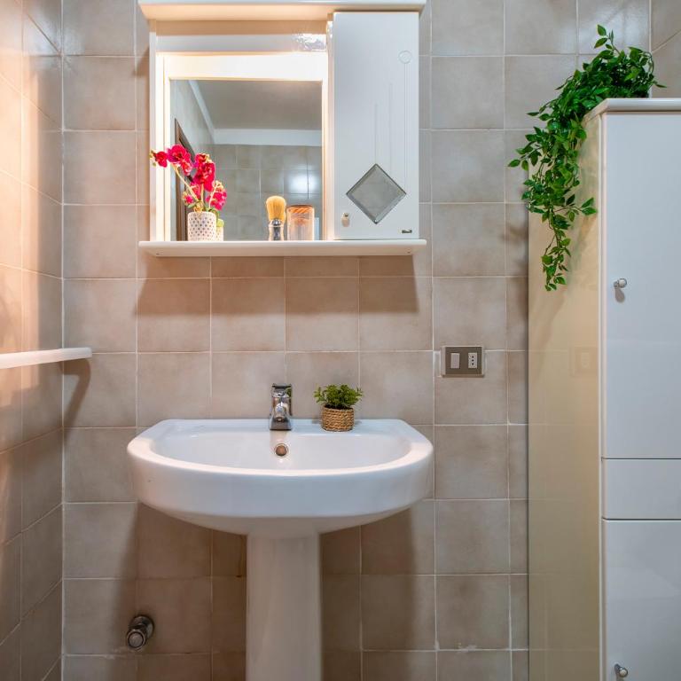 Sardinia Re - Lilium Central Flat - Free Parking - Two-Bedroom Apartment - 45