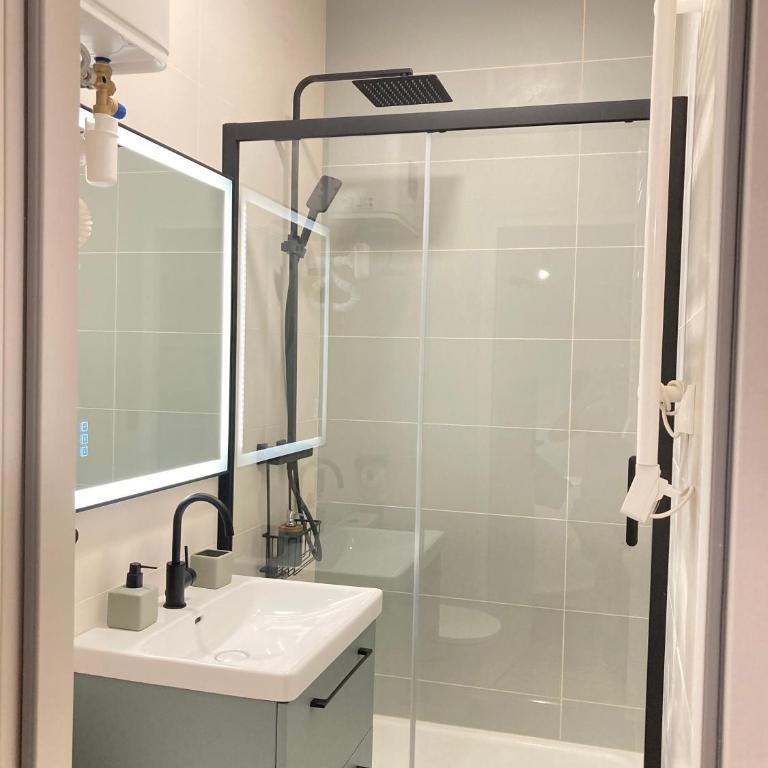 La Curiosité, Et Pop Et Chic ! - Chambre Double ou Lits Jumeaux avec Salle de Bains Privative - 4