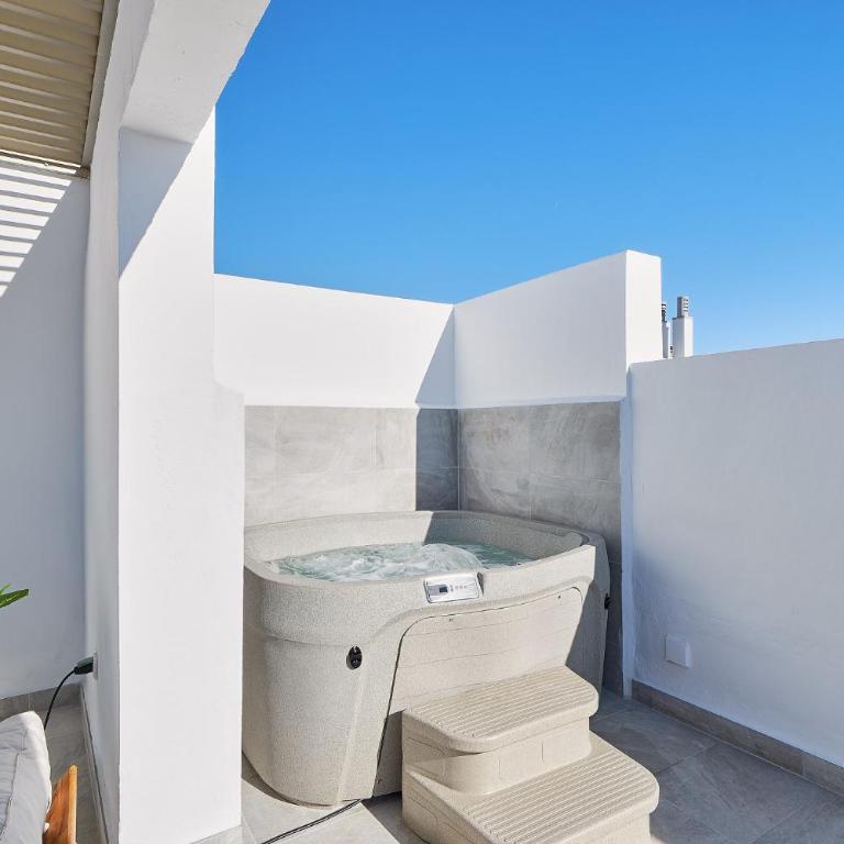 Vitania I Resort Penthouse with Jacuzzi - Two-Bedroom Apartment with Balcony and Terrace - 11
