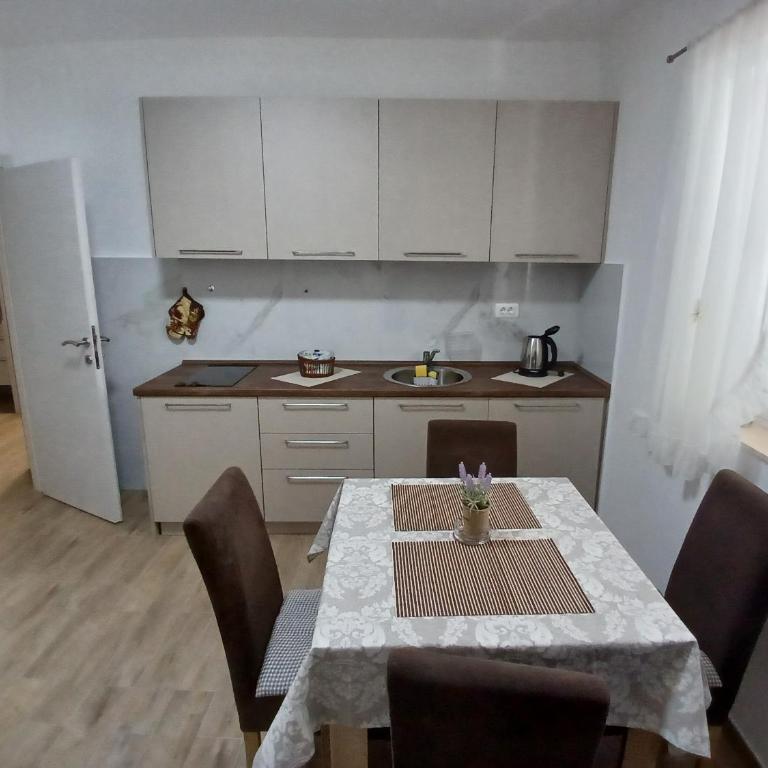 Apartments Tiha noć Kotor - One-Bedroom Apartment with Garden View - 3