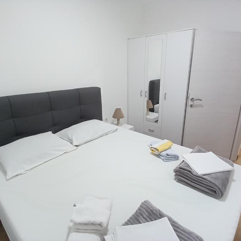 Apartments Tiha noć Kotor - One-Bedroom Apartment with Garden View - 5