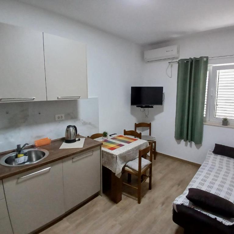 Apartments Tiha noć Kotor - One-Bedroom Apartment with Garden - 1