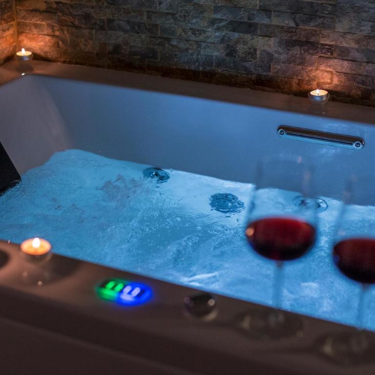 AQUAROOMS Suites - Camera Matrimoniale Deluxe con Vasca - 12