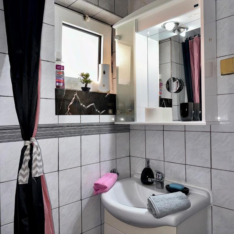ApartHotel Maxim - One-Bedroom Apartment with Sea View and Balcony - 4