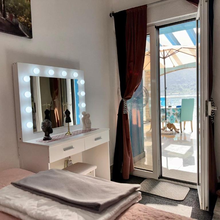 ApartHotel Maxim - One-Bedroom Apartment with Sea View and Balcony - 3