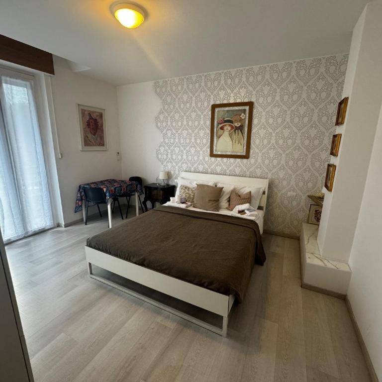Residenza Manzoni Como Centre - Camera Matrimoniale con Bagno Privato - 4
