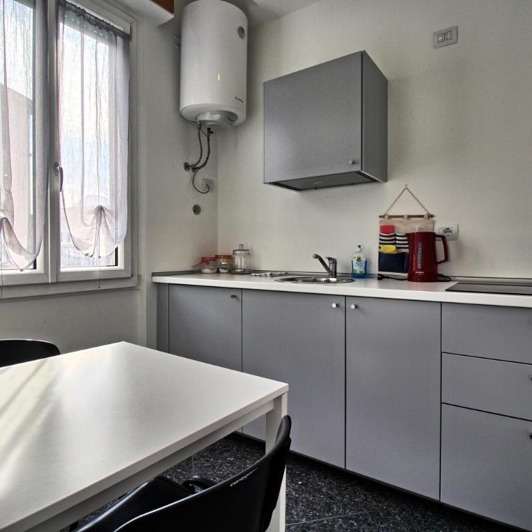 Residenza Manzoni Como Centre - Camera Familiare con Bagno Privato - 12
