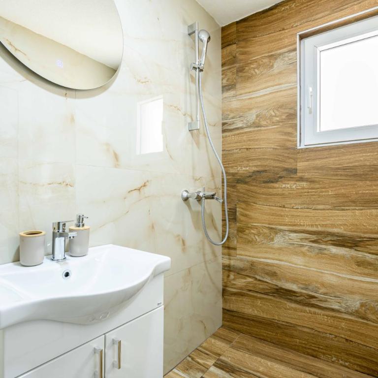 Sumice Inn - Dvokrevetna Soba sa Bračnim Krevetom i Balkonom - 10