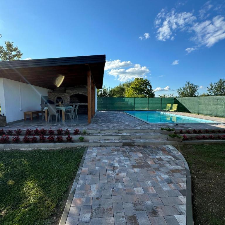 Crystal pool - One-Bedroom House - 6