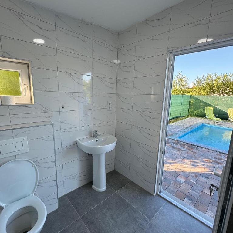 Crystal pool - One-Bedroom House - 11