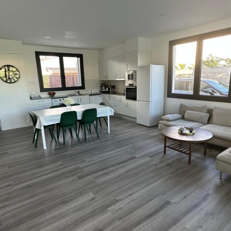Villa del Mas Pinell - Three-Bedroom Villa - 16