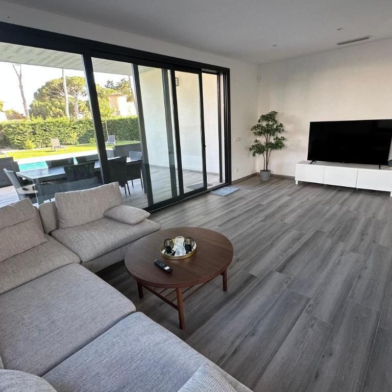 Villa del Mas Pinell - Three-Bedroom Villa - 15
