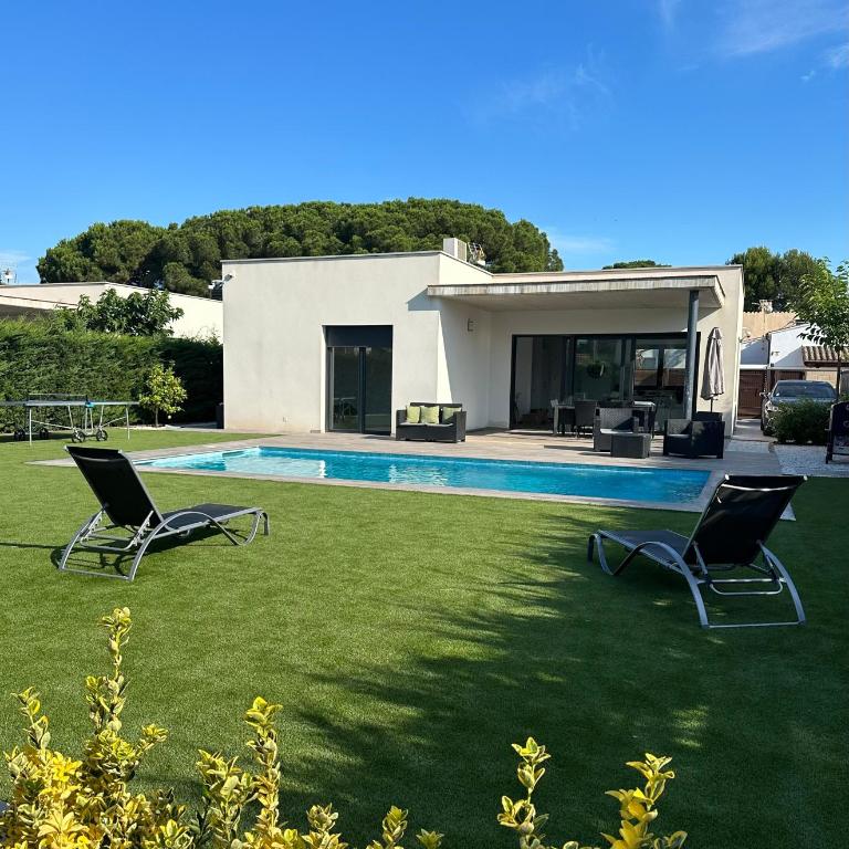 Villa del Mas Pinell - Three-Bedroom Villa - 40