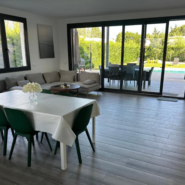 Villa del Mas Pinell - Three-Bedroom Villa - 11