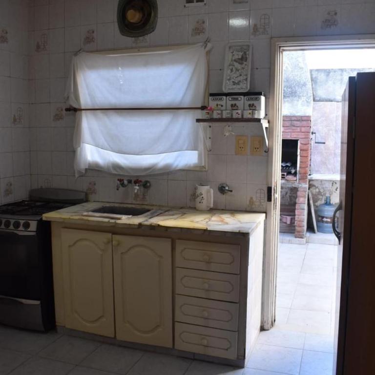 Casa 3 ambientes amplios, amoblada, 2 habitaciones, baño, living comedor y cuenta con cocina separada con salida al patio con parrilla Zona céntrica MIRAMAR, Buenos Aires - Casa con 1 dormitorio - 6