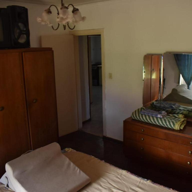 Casa 3 ambientes amplios, amoblada, 2 habitaciones, baño, living comedor y cuenta con cocina separada con salida al patio con parrilla Zona céntrica MIRAMAR, Buenos Aires - Casa con 1 dormitorio - 17