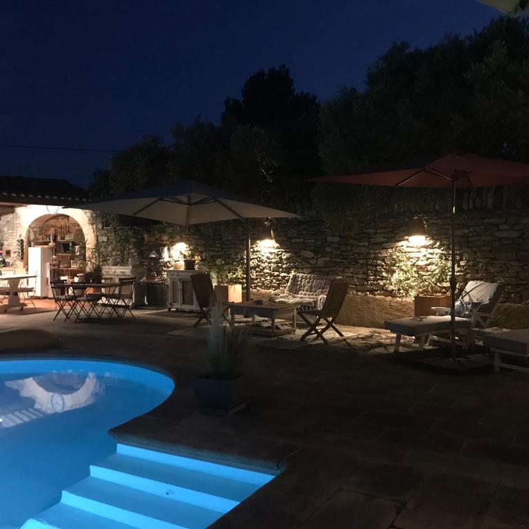 Chambre d'hôtes chez Maguy B-Villa Makeire - Chambre Lit Queen-Size - Vue sur Piscine - 60