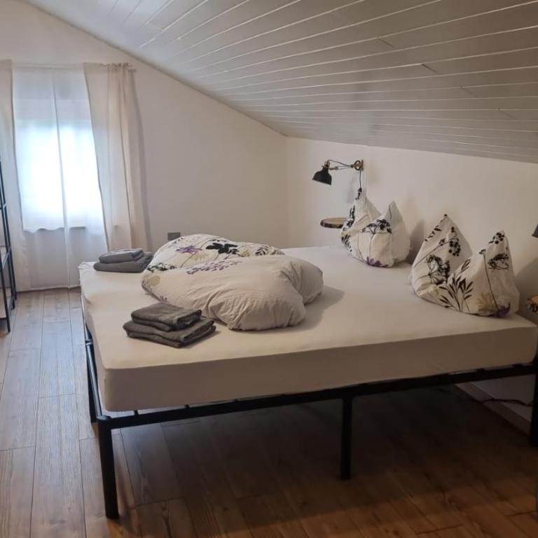 Dolomites Smart Holidays - Camera Quadrupla con Bagno Privato Esterno - 4
