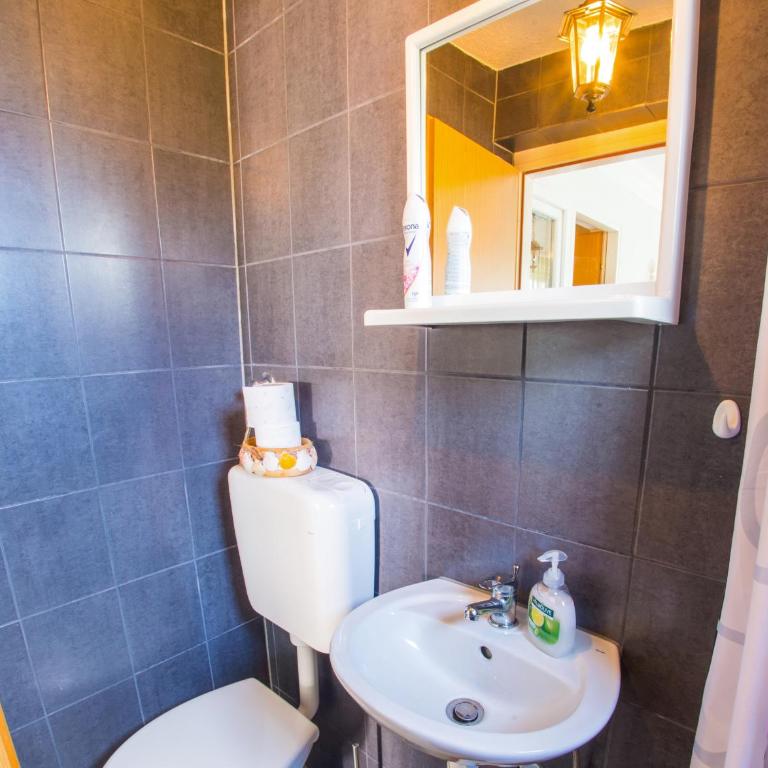 Retro Pool House - Two-Bedroom House - 38