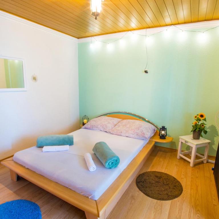 Retro Pool House - Two-Bedroom House - 29