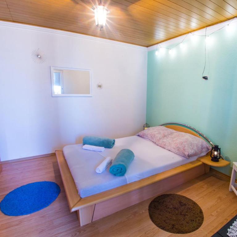Retro Pool House - Two-Bedroom House - 12