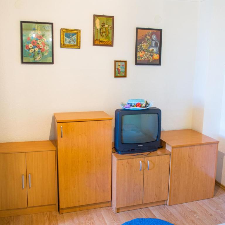 Retro Pool House - Two-Bedroom House - 41