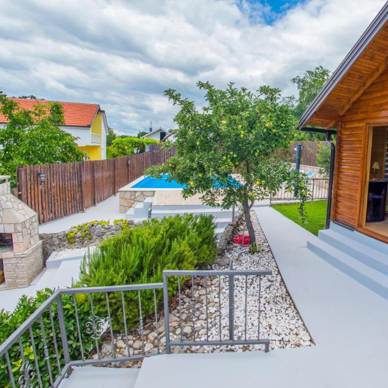 Retro Pool House - Two-Bedroom House - 46