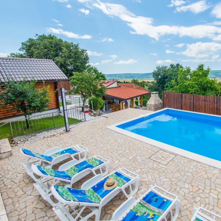 Retro Pool House - Two-Bedroom House - 1
