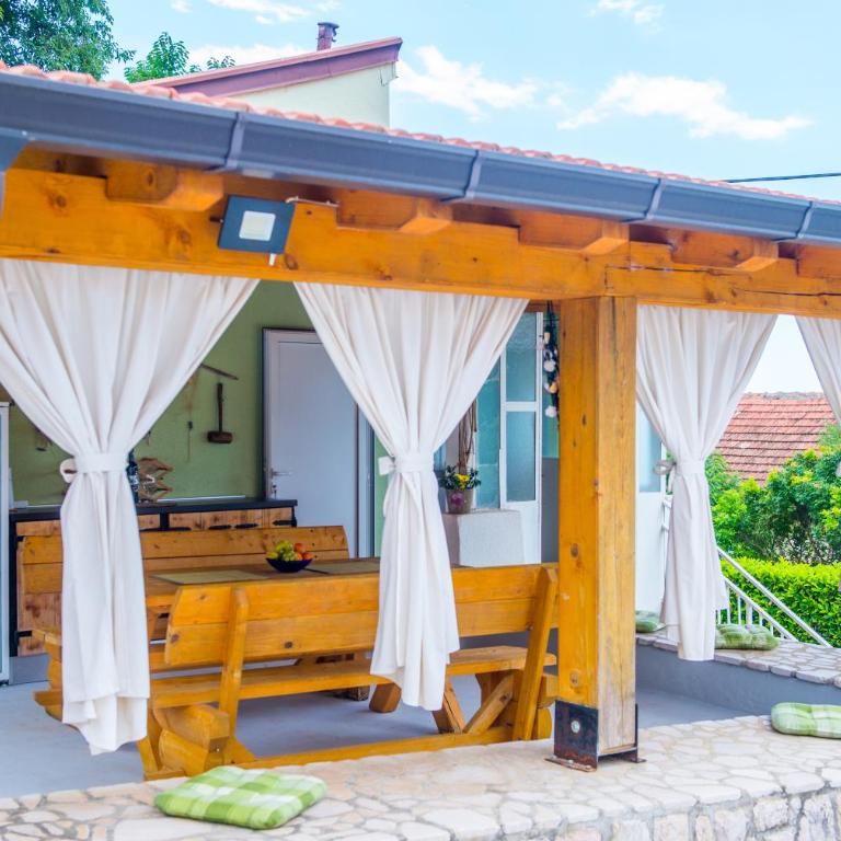 Retro Pool House - Two-Bedroom House - 10