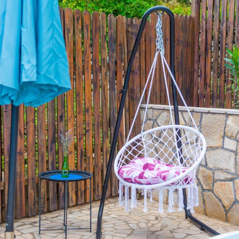 Retro Pool House - Two-Bedroom House - 50