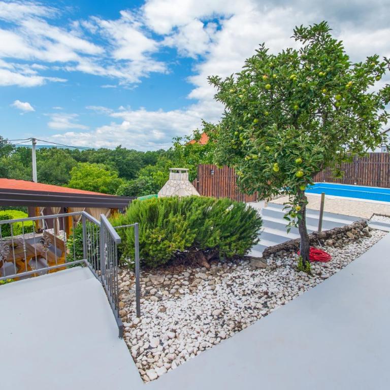 Retro Pool House - Two-Bedroom House - 53