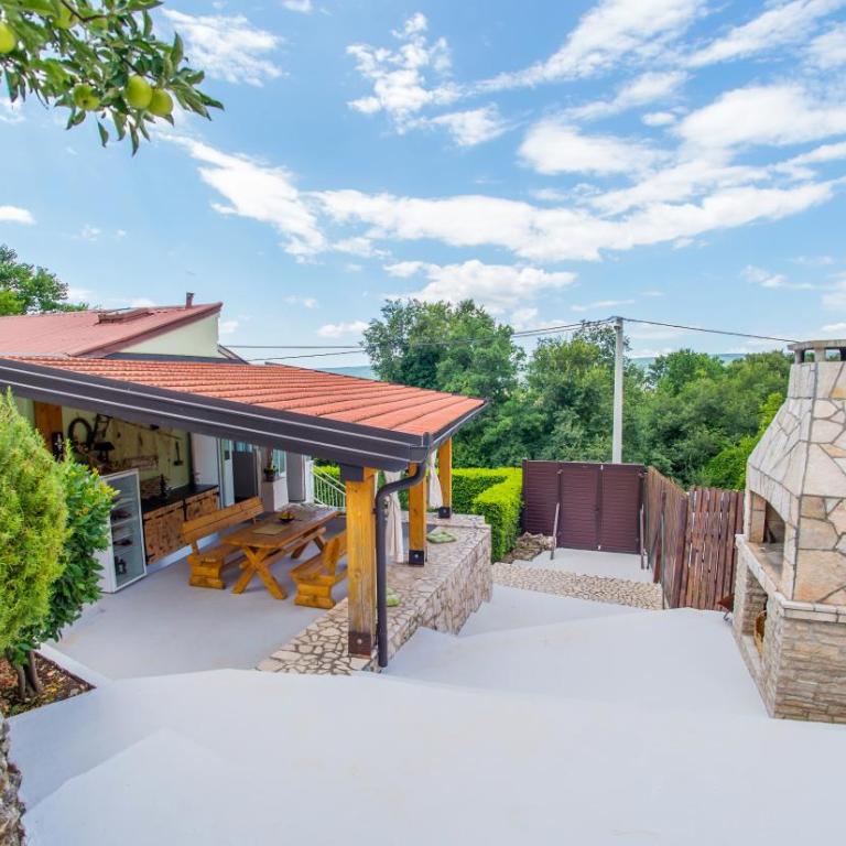 Retro Pool House - Two-Bedroom House - 40