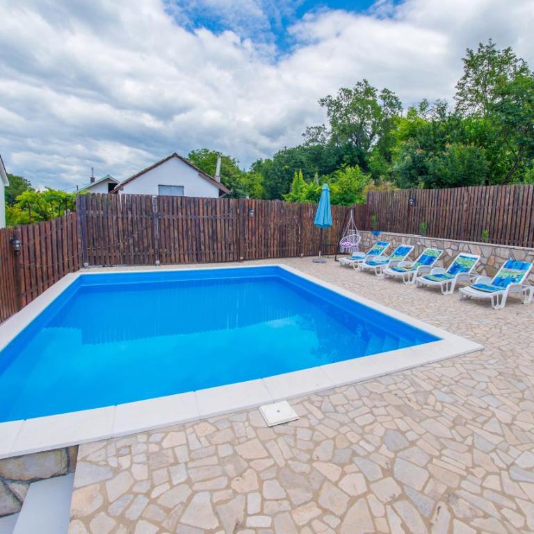 Retro Pool House - Two-Bedroom House - 3