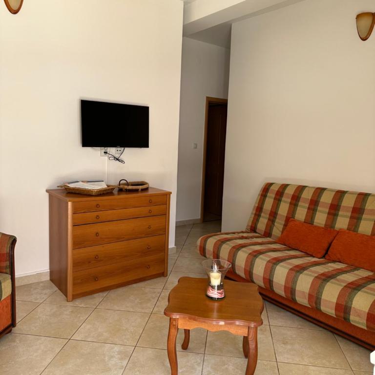 Apartmani Aleks - Porodična Soba (sa Pogledom na Baštu) - 1