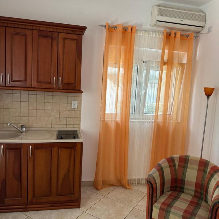 Apartmani Aleks - Porodična Soba (sa Pogledom na Baštu) - 6
