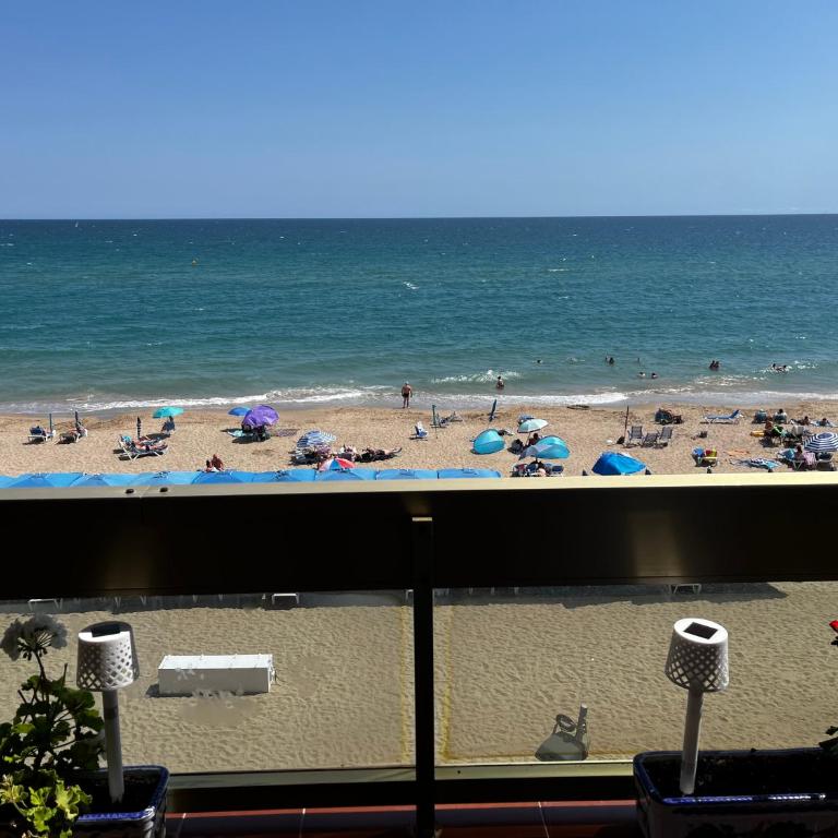 Acogedor y Amplio Apartamento familiar a pie de playa - Three-Bedroom Apartment (shared with host) - 4
