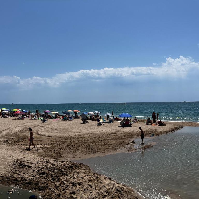 Acogedor y Amplio Apartamento familiar a pie de playa - Three-Bedroom Apartment (shared with host) - 38