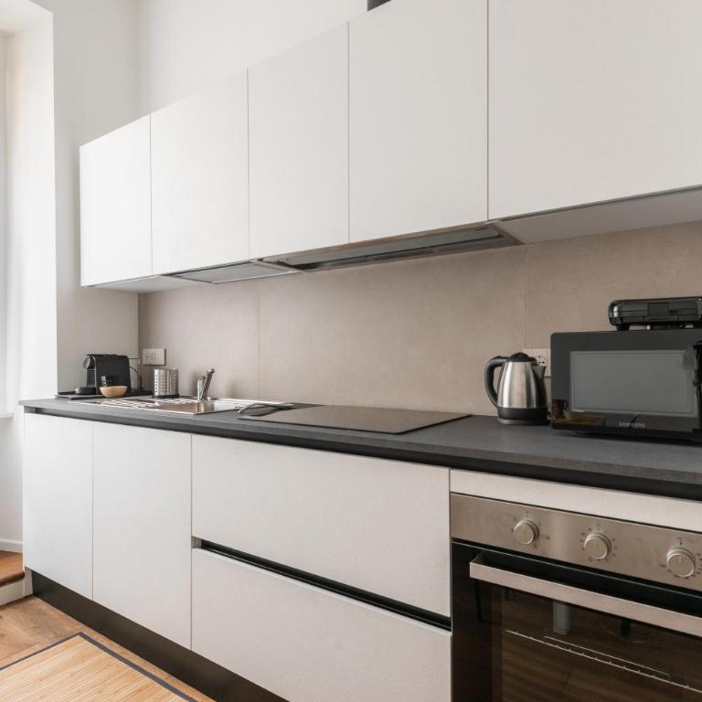 Elegant Haven Re di Roma by Hostand - Three-Bedroom Apartment - 17