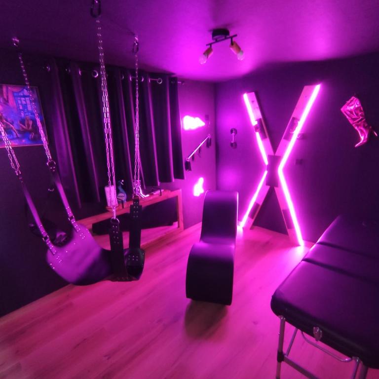 Gîtes déco pop et chaleureuse avec jacuzzi, sauna, piece coquine - Maison 1 Chambre - 16
