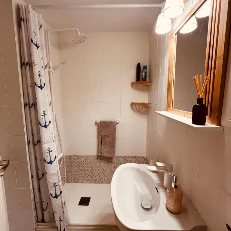 Acogedor y Amplio Apartamento familiar a pie de playa - Three-Bedroom Apartment (shared with host) - 20