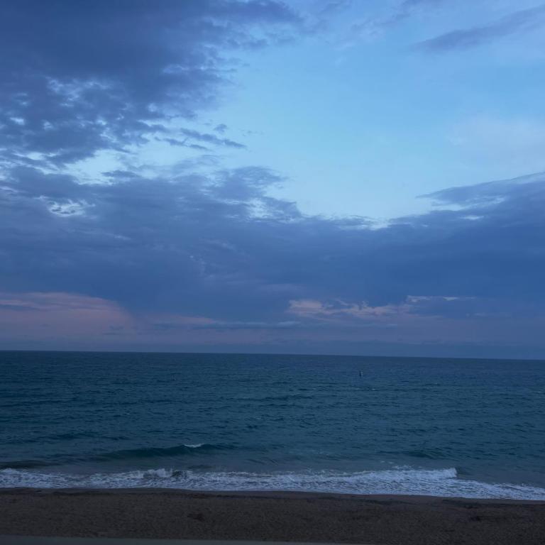 Acogedor y Amplio Apartamento familiar a pie de playa - Three-Bedroom Apartment (shared with host) - 25