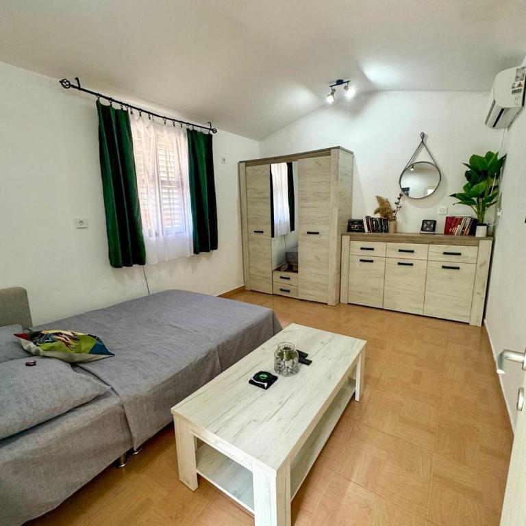 Apartment Melody - One-Bedroom Apartment - 2
