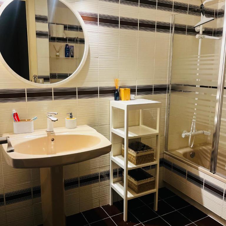 Acogedor y Amplio Apartamento familiar a pie de playa - Three-Bedroom Apartment (shared with host) - 16