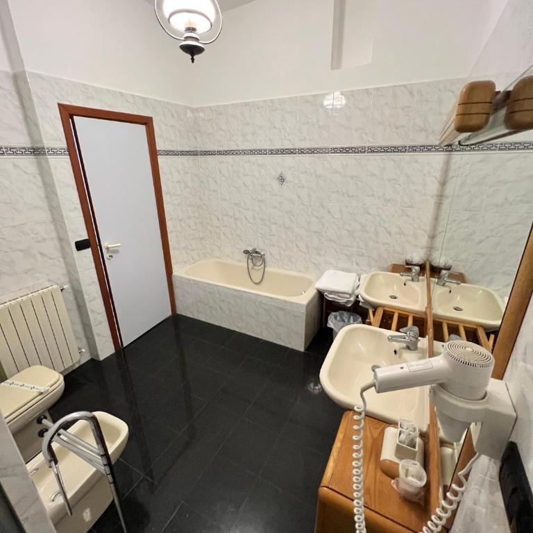 Hotel Leopold - Camera Quadrupla con Bagno Privato - 2