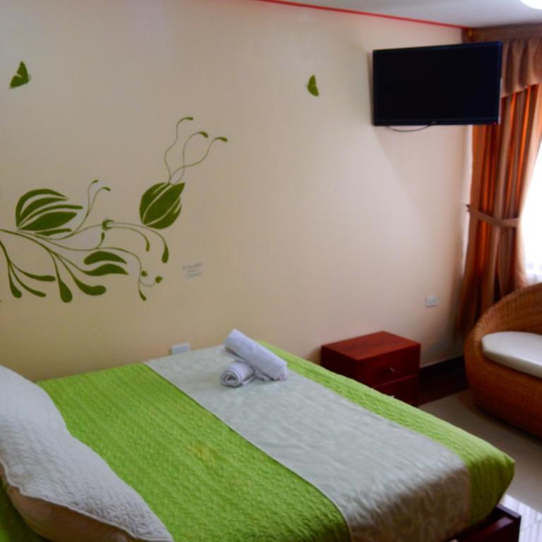 Hostal Dulce Amanecer - Habitación con cama extragrande y vistas a la montaña - 12