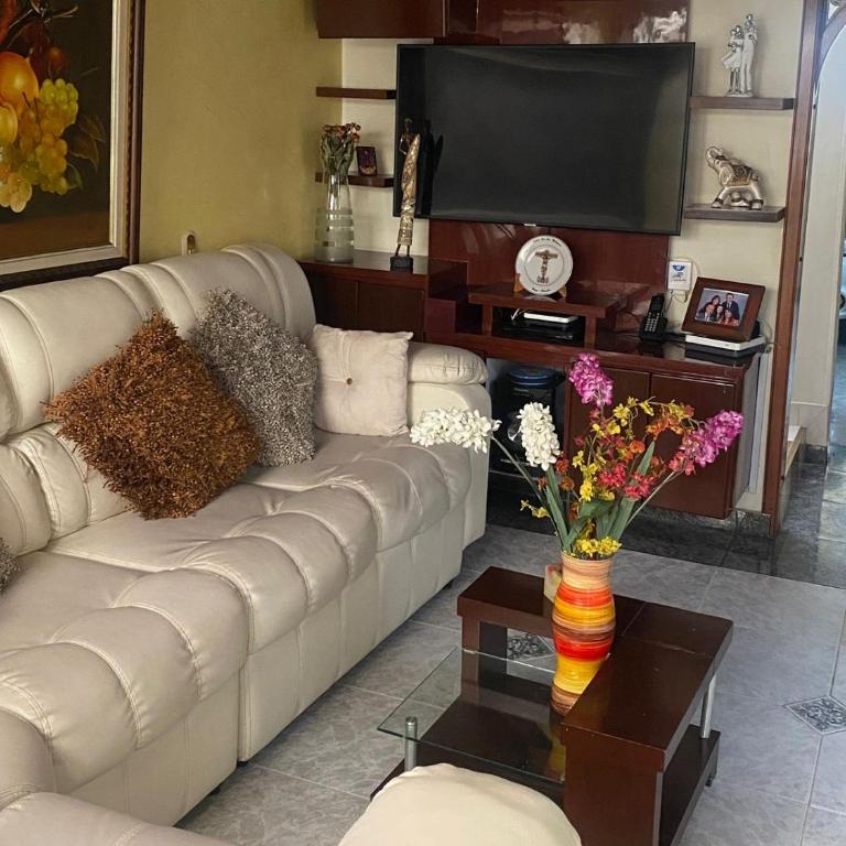 Hermosa casa con gran ubicación - Casa de 3 dormitorios - 12