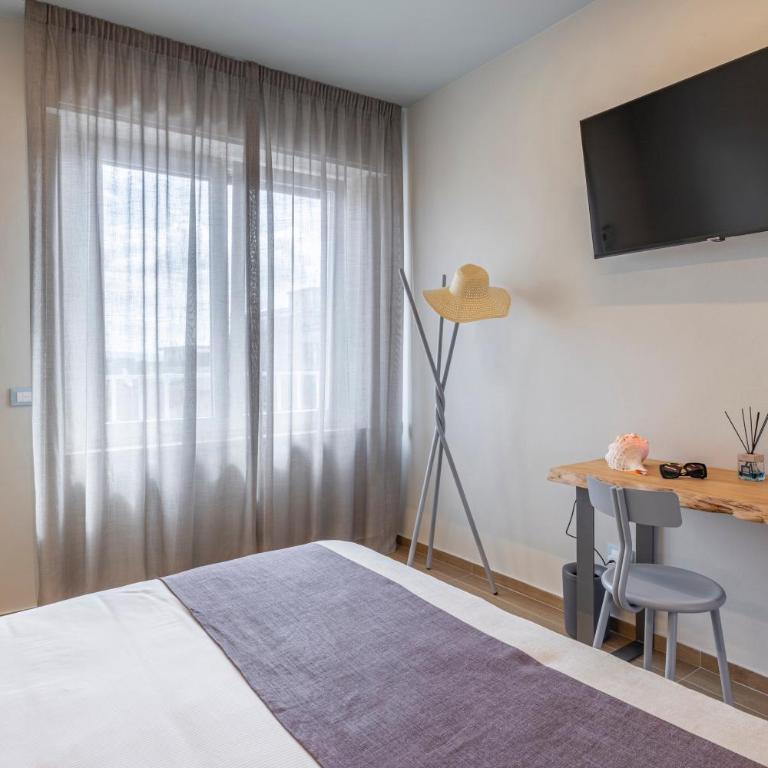 Luci Sul Mare -Boutique Rooms - Family Suite with Balcony - 28