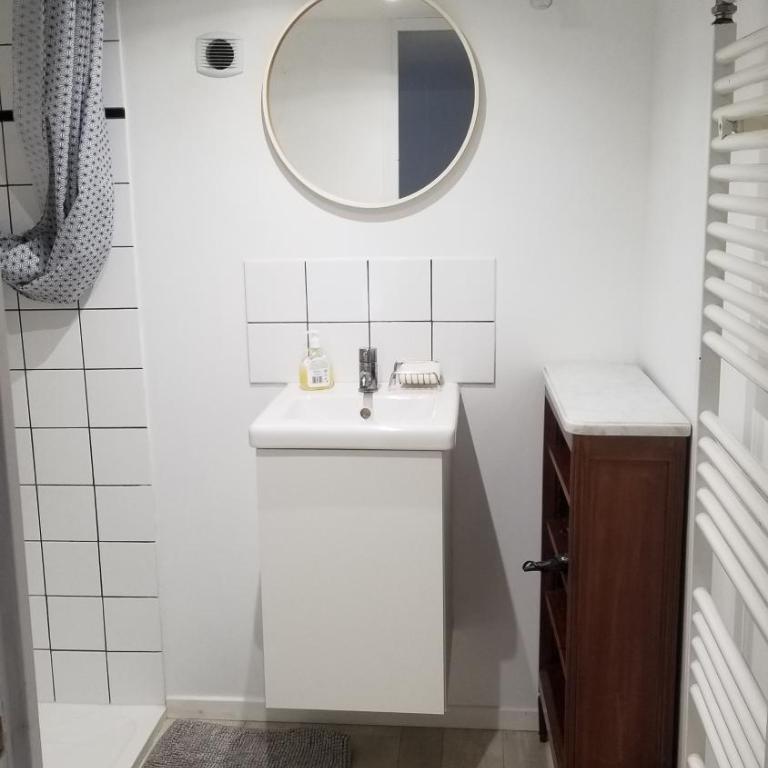 STUDIO indépendant, proche hôpitaux Est - Chambre Double avec Salle de Bains Privative - 4