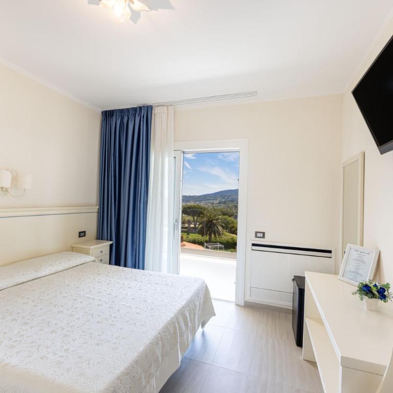 Villa Capitorsola - Deluxe Double Room with Balcony and View - 2