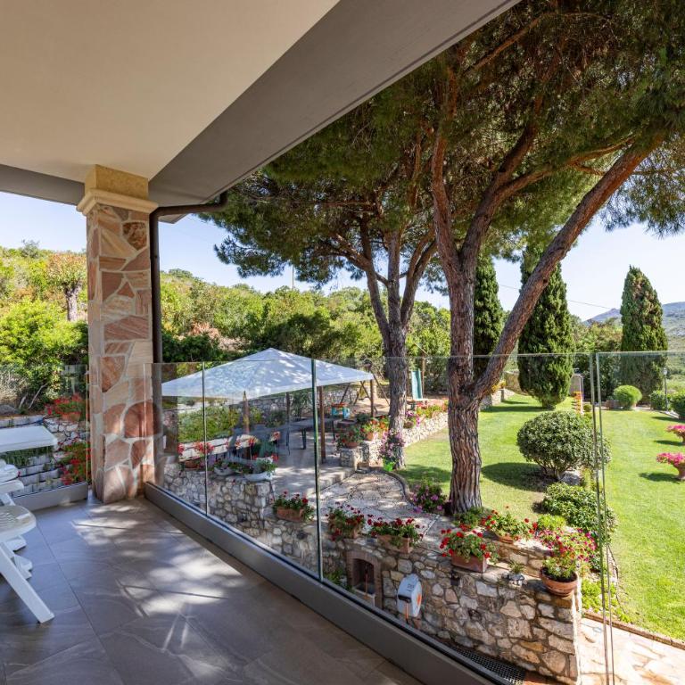 Villa Capitorsola - Triple Room with Terrace - 1